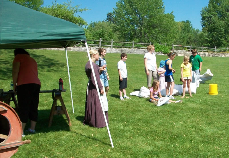 https://www.dundeemill.org/pictures/2010/4 school visit 4.jpg